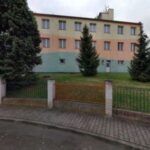 Budova Mateřské školy Severní v Pelhřimově s barevnou fasádou a stromy před vchodem